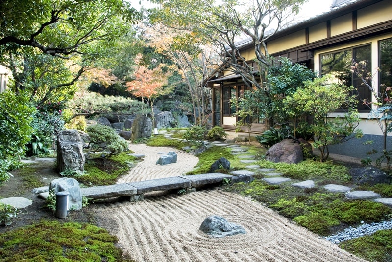 さやの湯処の日本庭園